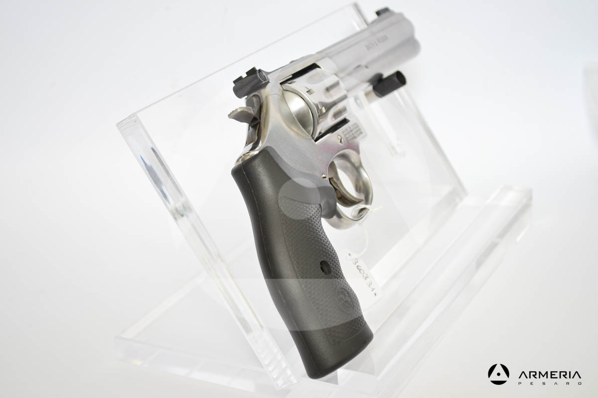 Revolver Smith & Wesson modello 617 Inox canna 6" calibro 22 LR calcio