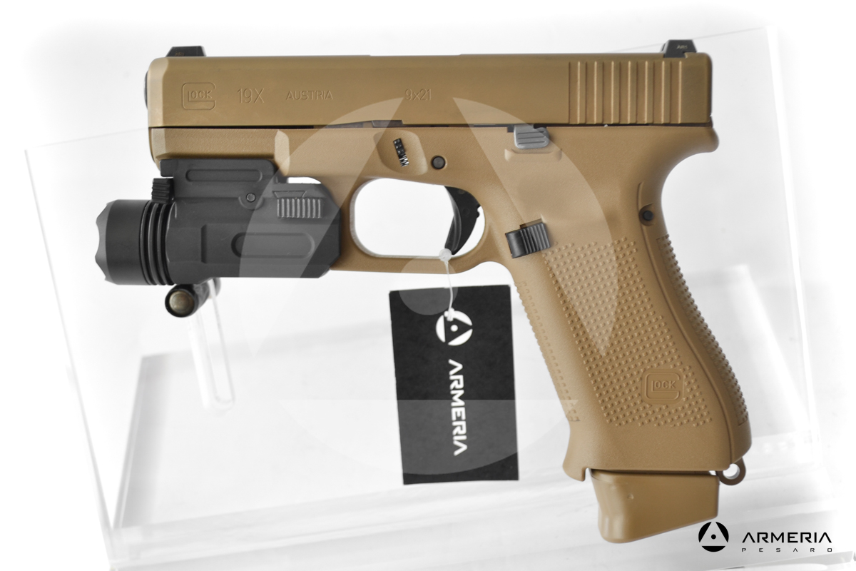 Pistola semiautomatica Glock modello 19X FDE calibro 9x21 canna 4 + torcia Pistola semiautomatica Glock modello 19X FDE calibro 9x21 canna 4 + torcia