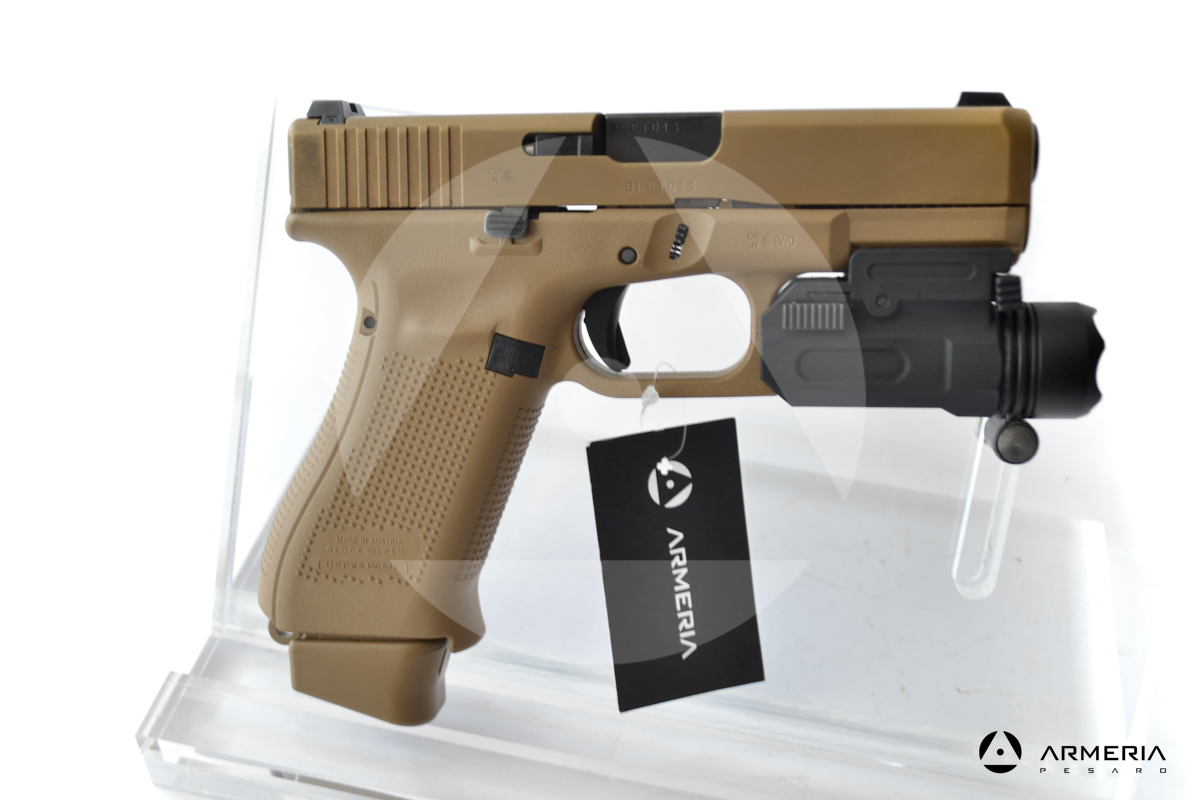 Pistola semiautomatica Glock modello 19X FDE calibro 9x21 canna 4 + torcia lato Pistola semiautomatica Glock modello 19X FDE calibro 9x21 canna 4 + torcia lato