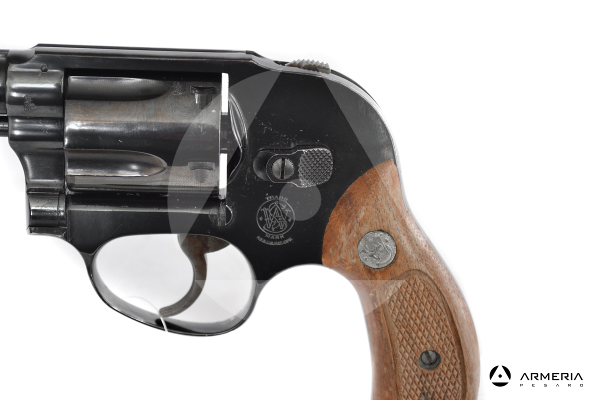 Revolver Smith & Wesson modello 49 canna 2 calibro 38 Special - Brunita macro Revolver Smith & Wesson modello 49 canna 2 calibro 38 Special - Brunita macro