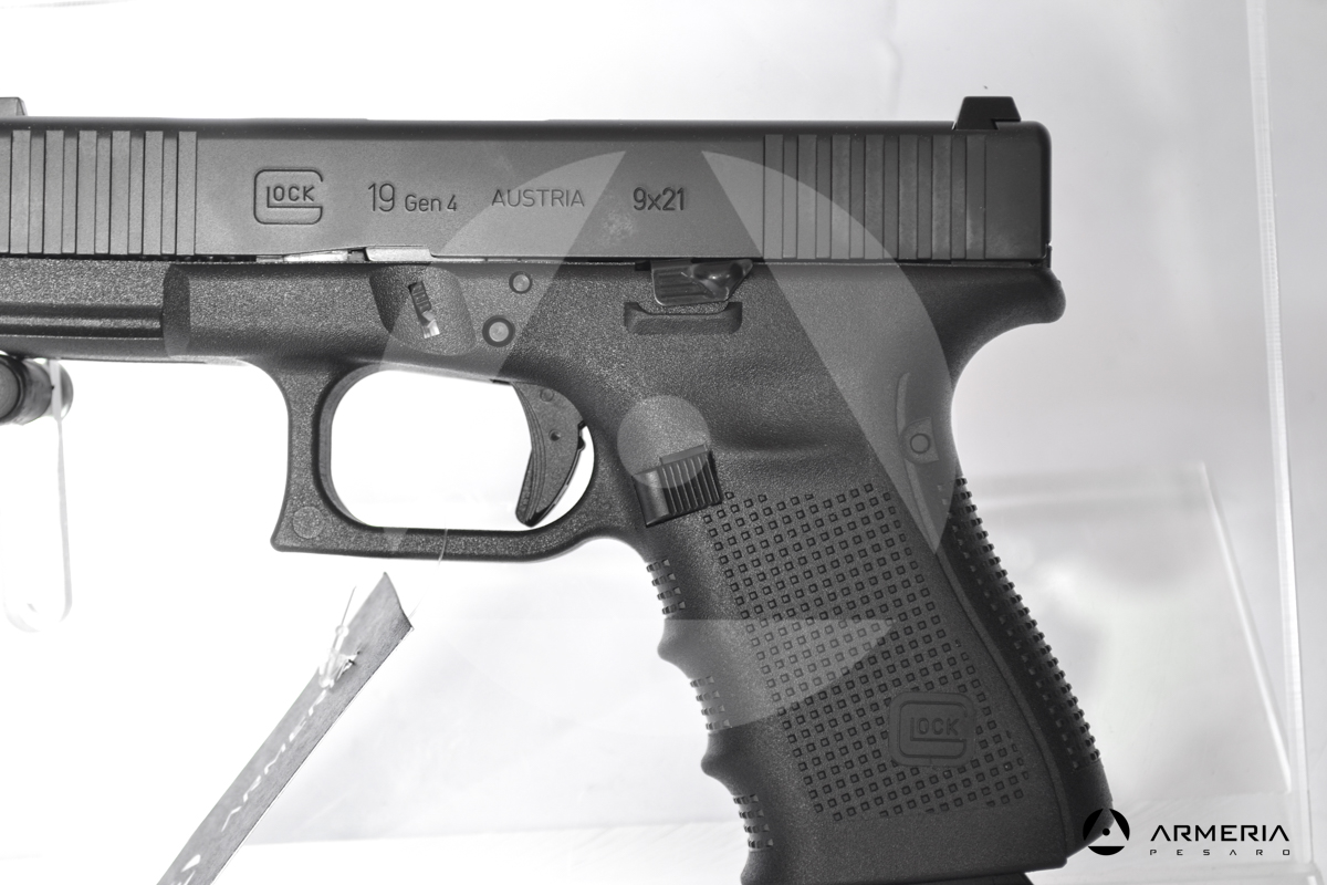 Pistola semiautomatica Glock modello 19FS calibro 9x21 canna 4 Comune macro