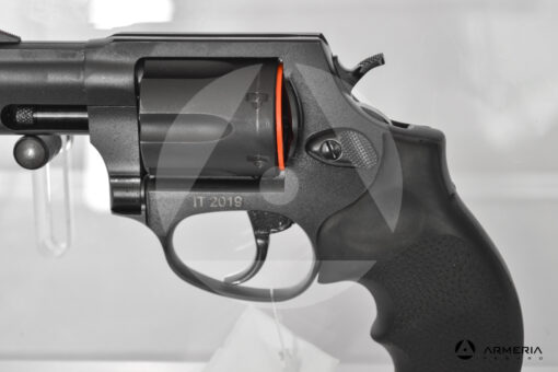 Revolver Taurus modello 856 canna 2 calibro 38 Special macro