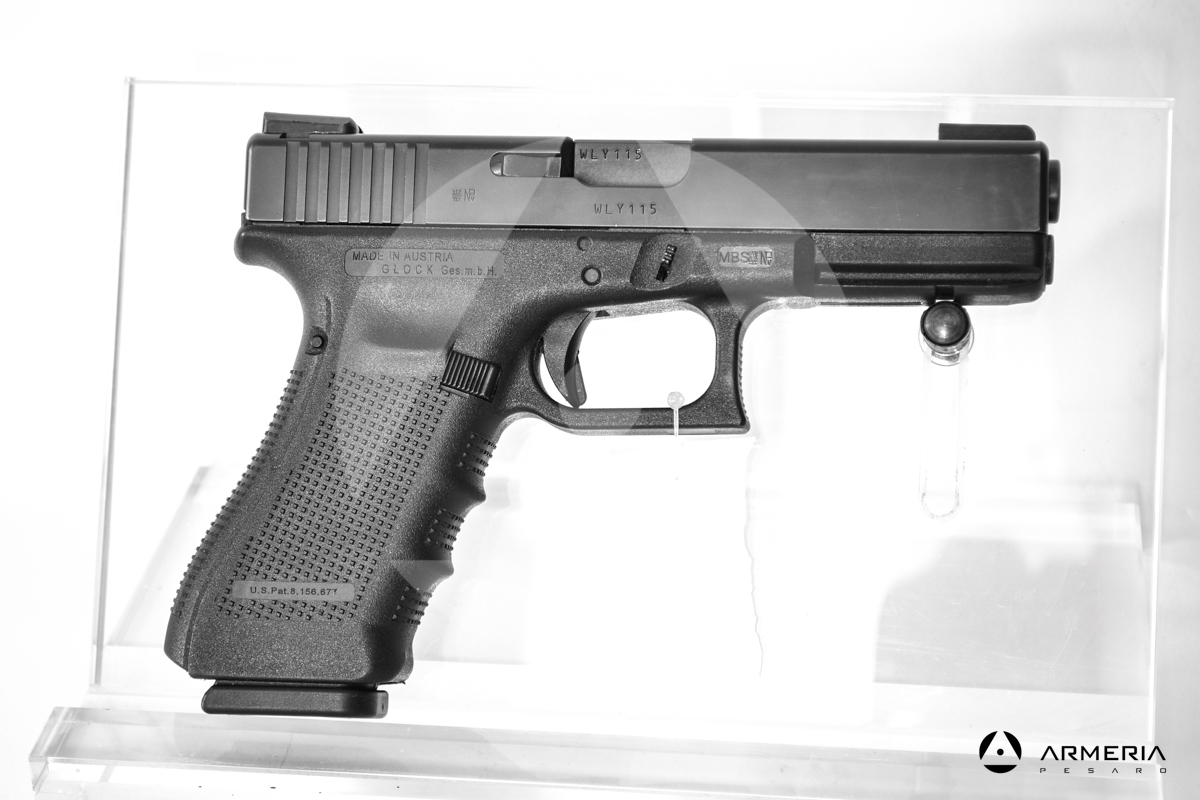 Pistola semiautomatica Glock modello 17 Gen 4 calibro 9x21 canna 4 con mirino lato Pistola semiautomatica Glock modello 17 Gen 4 calibro 9x21 canna 4 con mirino lato