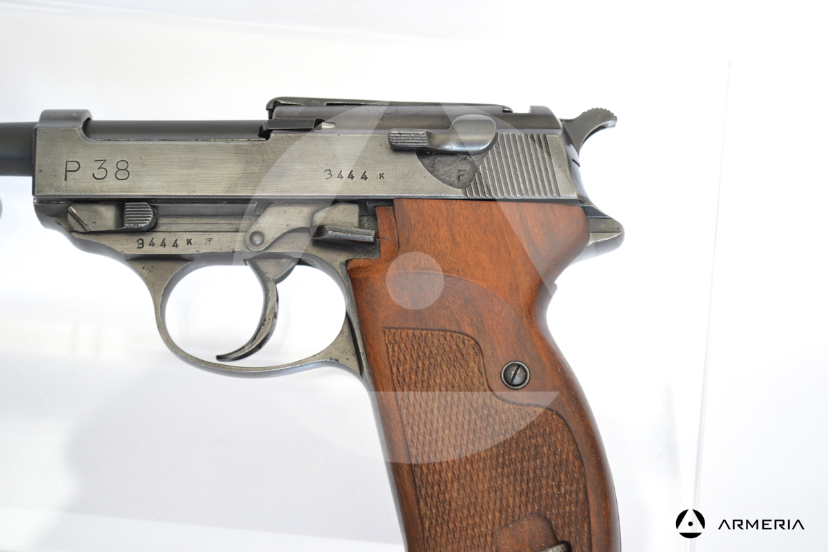 Pistola semiautomatica Walther modello P38 calibro 7.65 e 9x21 (doppia canna) macro Pistola semiautomatica Walther modello P38 calibro 7.65 e 9x21 (doppia canna) macro